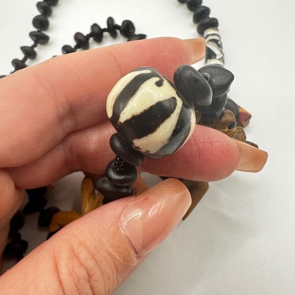 28" of maasai beads and hand carved wooden safari animal necklace! - Picture 6 of 8